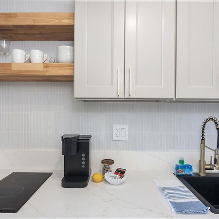 Steps To Waikiki Beach! Newly Renovated With 75" Tv Honolulu Exteriör bild