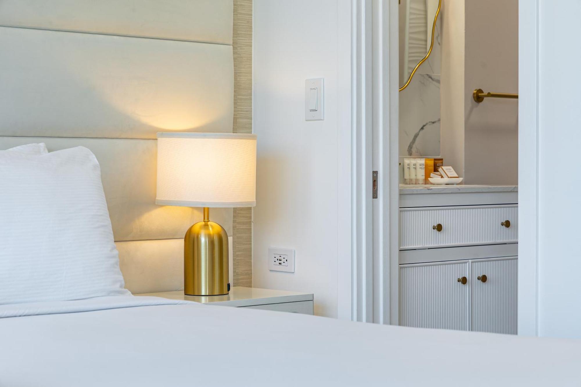 Steps To Waikiki Beach! Newly Renovated With 75" Tv Honolulu Exteriör bild