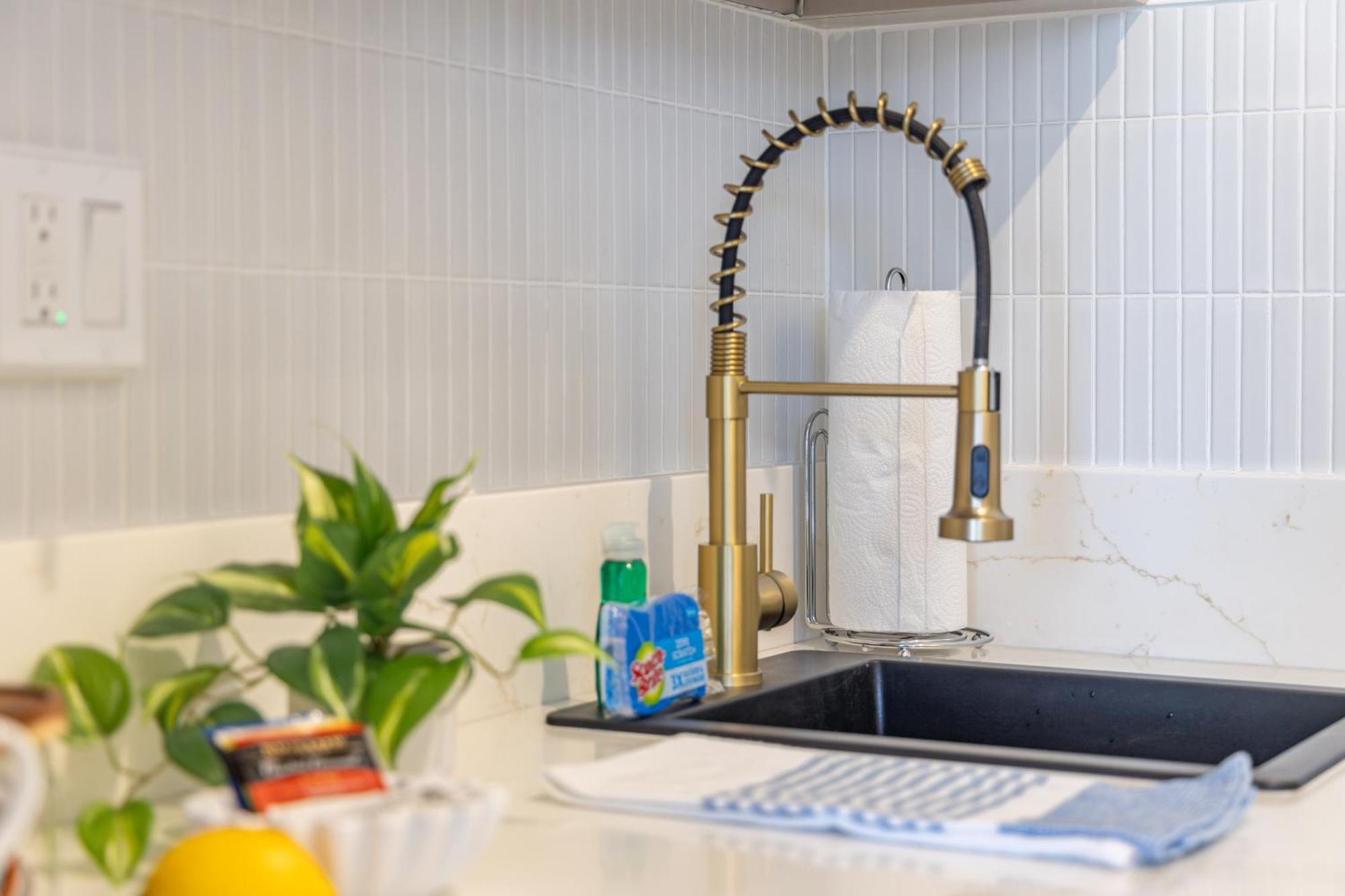 Steps To Waikiki Beach! Newly Renovated With 75" Tv Honolulu Exteriör bild